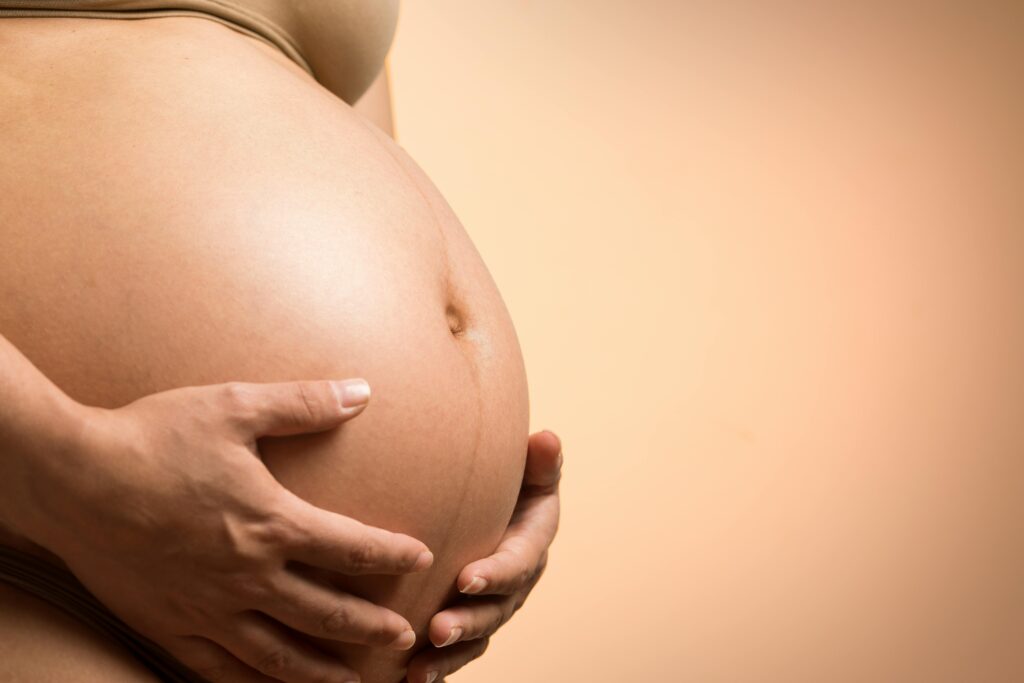 Art-thérapie pour les femmes enceintes : se reconnecter à son corps et à son bébé

